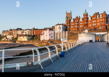 L'Angleterre, Norfolk, Cromer, Jetée de Cromer et toits de la ville Banque D'Images