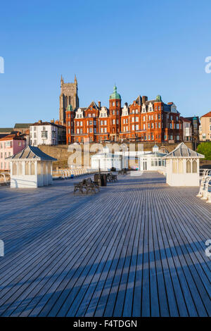 L'Angleterre, Norfolk, Cromer, Jetée de Cromer et toits de la ville Banque D'Images