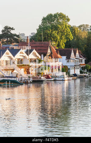 L'Angleterre, l'Oxfordshire, Henley-on-Thames, les hangars à bateaux et Tamise Banque D'Images