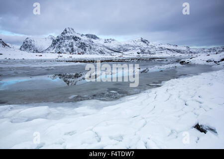 Montagnes, gust, squall, glace, banquise, littoral, paysage, paysage, mer, Lofoten, Norvège, au nord, la neige, la Scandinavie, la réflexion, la BEAC Banque D'Images