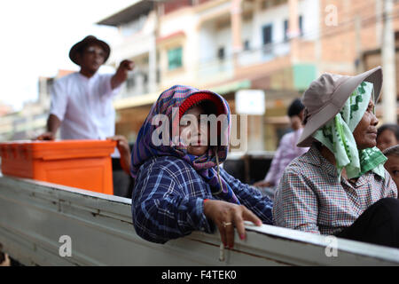 Femme sur camionnette à Sisophon au Cambodge. Banque D'Images