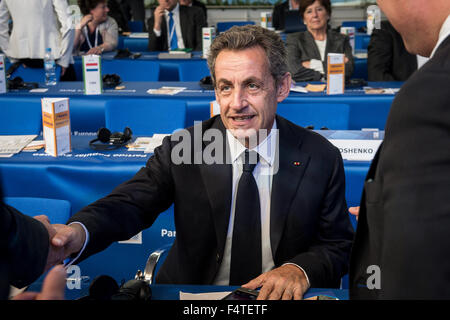 Madrid, Espagne, mdr. 22 octobre, 2015. L'ancien Premier ministre français Nicolas Sarkozy et le président du parti bénéficiait du large pendant le deuxième jour de PPE Parti Populaire européen responsable du Congrès américain à Madrit, Espagne le 22.10.2015 par Wiktor Dabkowski © Wiktor Dabkowski/ZUMA/Alamy Fil Live News Banque D'Images