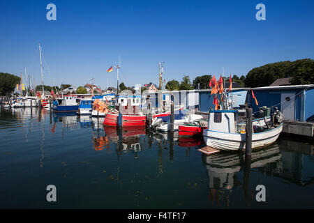 Bateaux de pêche et de voiliers dans le port, port, Niendorfer baignoire Baltique Timmendorf, plage, mer, district de Niendorf, Sc Banque D'Images