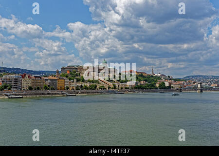 Le château de Buda, la montagne, la promenade de la banque, le Danube, ferry, ferry, pont suspendu, Szechenyi Lanchid Banque D'Images