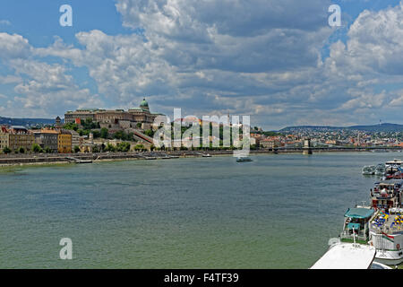 Le château de Buda, la montagne, la promenade de la banque, le Danube, ferry, partent, aller et retour des bateaux, pont suspendu, Szechenyi Lanchid Banque D'Images