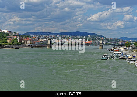 Le château de Buda, la montagne, la promenade de la banque, le Danube, ferry, partent, aller et retour des bateaux, pont suspendu, Szechenyi Lanchid Banque D'Images