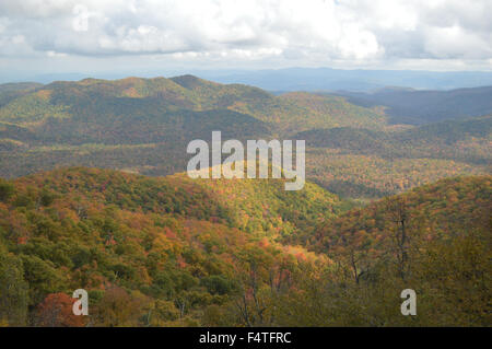 Couleurs d'automne le long de la Blue Ridge Parkway. Banque D'Images