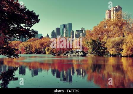 Central Park en automne et bâtiments reflet dans midtown Manhattan, New York City Banque D'Images