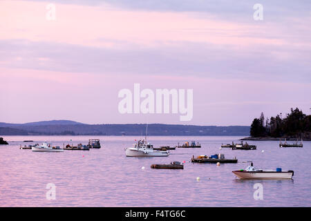 Bateaux au crépuscule dans la baie de Frenchmans, Bar Harbor Maine Mount Desert Island, coast, États-Unis Banque D'Images