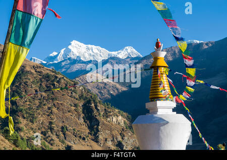 Shorang Himal derrière un stupa blanc Banque D'Images