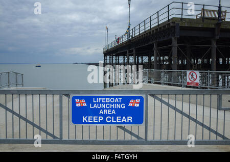 Sur la jetée de Southend, La plus longue du monde, l'extension de 1,34 miles (2.16 km) dans l'estuaire de la Tamise. Banque D'Images