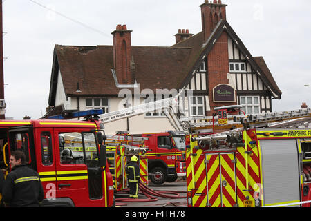 Eastleigh, Hampshire, Royaume-Uni. 22 octobre, 2015. Des dizaines de pompiers sont la lutte contre un incendie dans un restaurant dans le Hampshire. L'incendie à Leigh Road Eastleigh, envoyé, panaches de fumée dans le ciel, et que l'on croit être à un curry house. Un porte-parole d'incendie et de secours a déclaré : "Environ 30 pompiers en ce moment face à un incendie à Eastleigh curry house.' La cause de l'incendie n'est pas connu à ce stade. L'incendie aurait éclaté à 12.50h à la Fortune Park Panchwati Badi Restaurant Indien. La route principale a été bouclé alors que les pompiers s'attaquer à l'incendie. Credit : uknip/Alamy Live N Banque D'Images