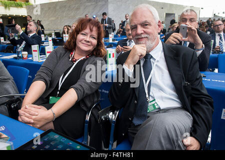 Barbara Kudrycka Membre du Parlement européen (MPE) et Jan Olbrycht, DÉPUTÉ EUROPÉEN Lors de la deuxième journée de PPE Parti Populaire européen responsable du Congrès américain à Madrit, Espagne le 22.10.2015 par Wiktor Dabkowski Banque D'Images