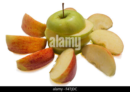 La photo montre une pomme sur un fond blanc Banque D'Images