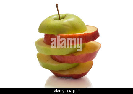 La photo montre une pomme sur un fond blanc Banque D'Images
