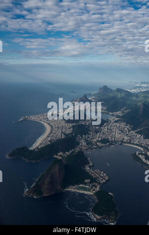 Vue aérienne de Rio de Janeiro - l'entrée de la zone sud de la baie de Guanabara, le Pain de Sucre, la plage de Copacabana, Ipanema beach. Banque D'Images