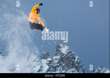 Snowboard jump en face de Tschingelhörner Banque D'Images