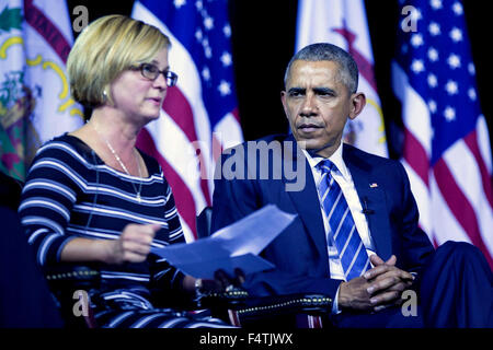 Charleston, West Virginia, USA. 22 octobre, 2015. Le président des États-Unis, Barack Obama, à l'écoute des experts Cary Dixon parler au sujet d'être une mère d'un fils maintenant dans la récupération et la réception d'un traitement en prison au cours d'un forum communautaire sur l'abus de médicaments et de l'épidémie d'héroïne à l'extrémité Family Resource Centre, 21 octobre 2015 à Charleston, en Virginie occidentale. Banque D'Images