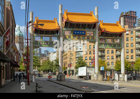 Vue sur le magnifique Millennium Gate dans Chinatown, Vancouver, British Columbia, Canada, Amérique du Nord. Banque D'Images