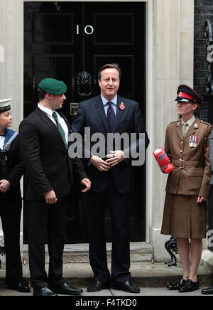 Londres, Royaume-Uni. 22 octobre, 2015. Le premier ministre David Cameron achète son souvenir coquelicot de Caporal Linda pour cette années Poppy Banque D'Images
