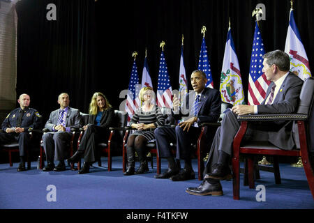 Charleston, West Virginia, USA. 22 octobre, 2015. Le président des États-Unis, Barack Obama participe à un forum communautaire sur l'abus de médicaments et de l'héroïne de l'épidémie, à l'extrémité Family Resource Centre, 21 octobre 2015 à Charleston, en Virginie occidentale. Panélistes :, De droite à gauche, le Dr Michael Botticelli, Directeur de l'Office of National Drug Control Policy ; Cary Dixon, mère de fils dans la récupération et la réception d'un traitement en prison ; la santé et des Services Mathews-Burwell Secrétaire Sylvia. Banque D'Images