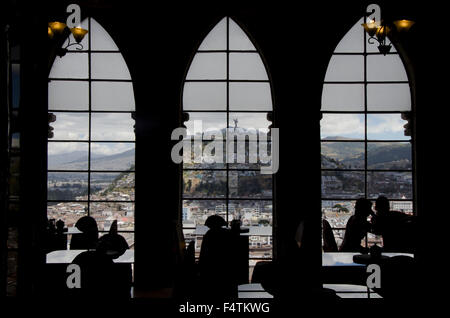 Vue sur le Panecillo de l'intérieur de la Basilique del Voto Nacional Banque D'Images