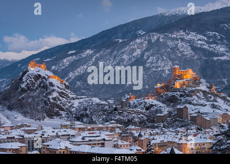 Sion, douanes, Suisse, Valais, canton, ville, canton, ville capitale, Tourbillon, Valeria, crépuscule, les lumières, l'éclairage, l'hiver Banque D'Images