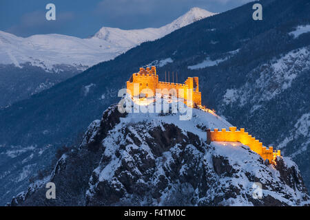 Sion, douanes, Suisse, Valais, canton, ville, canton, ville capitale, Tourbillon, crépuscule, les lumières, l'éclairage, l'hiver Banque D'Images