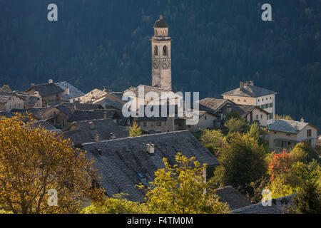 Soglio, Suisse, cantons, Valais, Grisons, Bergell, village, église, maisons en pierre, de l'automne, la lumière du matin Banque D'Images