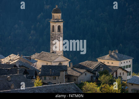 Soglio, Suisse, cantons, Valais, Grisons, Bergell, village, église, maisons en pierre, de l'automne, la lumière du matin Banque D'Images