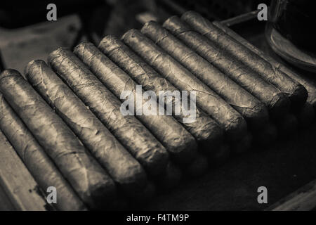 Moody, artistique et nostalgique de voir des cigares cubains roulés à la main fabrique de cigares empilés dans la zone de l'établi Banque D'Images