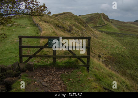 Mur d'Hadrien près de Fort romain de Housesteads (précédemment Vercovicium), Bardon Mill, Hexham, Northumberland, Angleterre. Banque D'Images