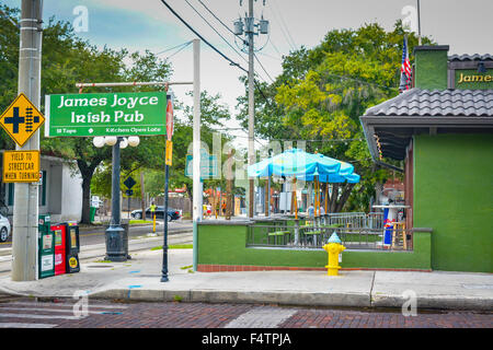 Et colorés dans le quartier historique, James Joyce Pub irlandais de Ybor City, FL Banque D'Images