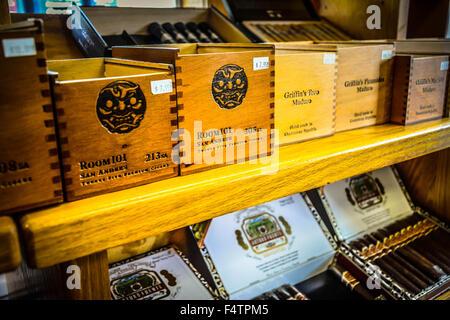 Un assortiment de cigares faits à la main sur l'affichage en magasin à Ybor City, FL, l'ancien "capitale mondiale du cigare", près de Tampa, Floride, USA Banque D'Images