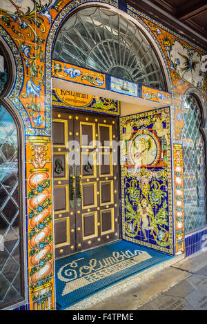 Columbia Restaurant légendaire de céramique espagnole l'architecture ouvragée et murales dans le quartier historique de la capitale de cigares cubains, Ybor City. FL Banque D'Images