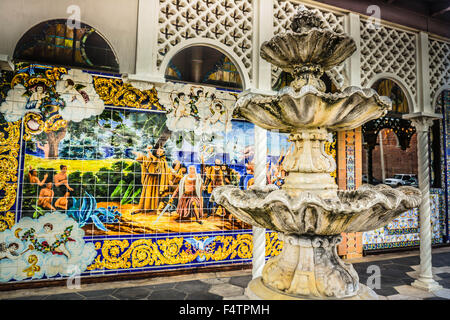 Columbia Restaurant légendaire de céramique espagnole, la fontaine et l'architecture ouvragée dans le cigare cubain historique capitale, Ybor City, FL Banque D'Images