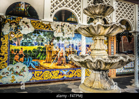 Columbia Restaurant légendaire de céramique espagnole, la fontaine et l'architecture ouvragée dans le cigare cubain historique capitale, Ybor City, FL Banque D'Images