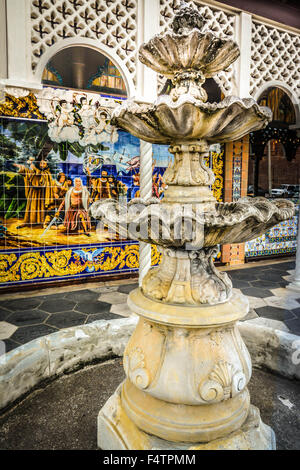 Columbia Restaurant légendaire de céramique espagnole, la fontaine et l'architecture ouvragée dans le cigare cubain historique capitale, Ybor City, FL Banque D'Images