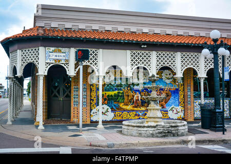 Columbia Restaurant légendaire de céramique espagnole l'architecture ouvragée et murales dans le quartier historique de la capitale de cigares cubains, Ybor City. FL Banque D'Images