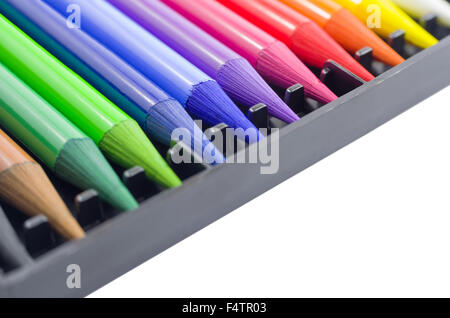 Woodless Crayons de couleur dans la case libre isolé sur fond blanc Banque D'Images