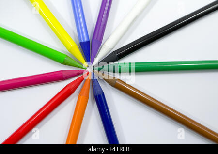 Woodless Crayons de couleur disposés en cercle libre Banque D'Images