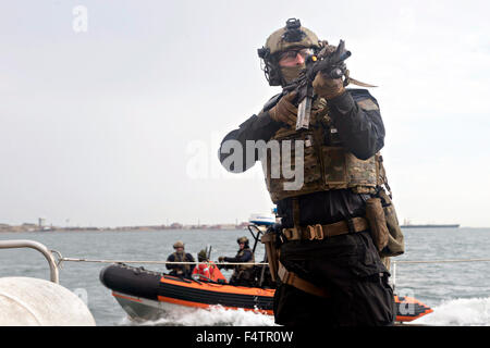 Un commando avec la U.S. Coast Guard's Maritime Security Response Team prêt force d'assaut fixe le pont arrière d'un navire au cours d'un exercice dans le port de Boston le 20 octobre 2015 à Boston, Massachusetts. Banque D'Images