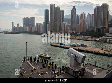 L'horizon de l'île de Hong Kong vu de la U.S. Navy amphibious landing ship dock USS Germantown pendant un appel de port dans le port de Victoria, le 13 octobre 2015 à Hong Kong. Banque D'Images