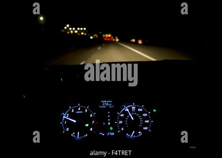 L'avis de l'oeil du pilote de planche de bord et de la route de nuit en Ada County, California, USA. Banque D'Images