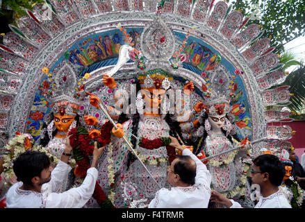 Kolkata, Inde. 22 octobre, 2015. Comme Panjika par Bengali (almanach) Vijaya Dasami est le dernier jour de Duga Puja. Vijaya Dasami cette année a fusionné avec Mahanavami, afin de raccourcir la procédure habituelle de cinq jours à quatre jours d'un puja festival. Durga immersion sur Vijaya Dasami idole conclure le Durga Puja festival pour cette année. Membre de la famille de Sovabazar Raj bari décore Durga Idol avec rose garland avant l'immersion procession. Credit : Saikat Paul/Pacific Press/Alamy Live News Banque D'Images