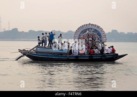 Kolkata, Inde. 22 octobre, 2015. Durga Idol flotte sur le Gange. Comme Panjika par Bengali (almanach) Vijaya Dasami est le dernier jour de Duga Puja. Vijaya Dasami cette année a fusionné avec Mahanavami, afin de raccourcir la procédure habituelle de cinq jours à quatre jours d'un puja festival. Durga immersion sur Vijaya Dasami idole conclure le Durga Puja festival pour cette année. Credit : Saikat Paul/Pacific Press/Alamy Live News Banque D'Images