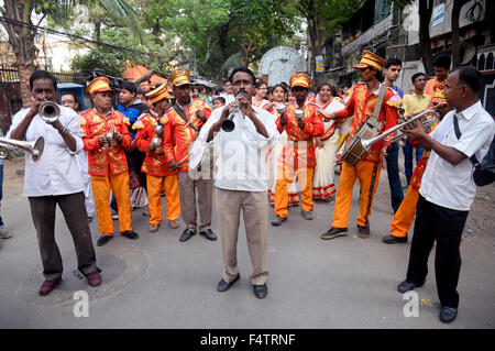 Kolkata, Inde. 22 octobre, 2015. Comme Panjika par Bengali (almanach) Vijaya Dasami est le dernier jour de Duga Puja. Vijaya Dasami cette année a fusionné avec Mahanavami, afin de raccourcir la procédure habituelle de cinq jours à quatre jours d'un puja festival. Durga immersion sur Vijaya Dasami idole conclure le Durga Puja festival pour cette année. Groupe joue la musique à Sovabazar immersion Rajbari procession. Credit : Saikat Paul/Pacific Press/Alamy Live News Banque D'Images