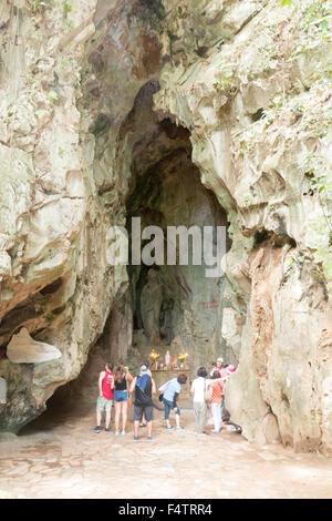 Montagnes de marbre est un groupe de cinq collines de calcaire et de marbre situé dans quartier Ngu Hanh Son, au sud de la ville de Da Nang au Vietnam Banque D'Images