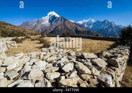 Kangtega, vu de la montagne au-dessus de Namche Bazar (3,440 m), la base pour le trekking et l'alpinisme dans la région de Khumbu Solo Banque D'Images