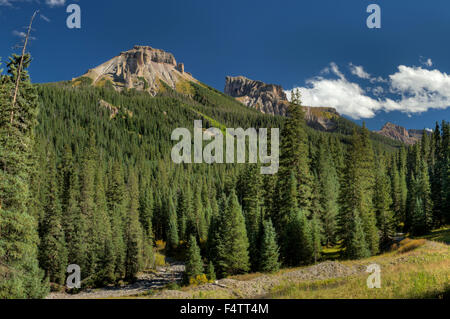 Dunsinane Mountain (L) et le précipice de crête (R) dans les montagnes de San Juan dans le Colorado. Banque D'Images